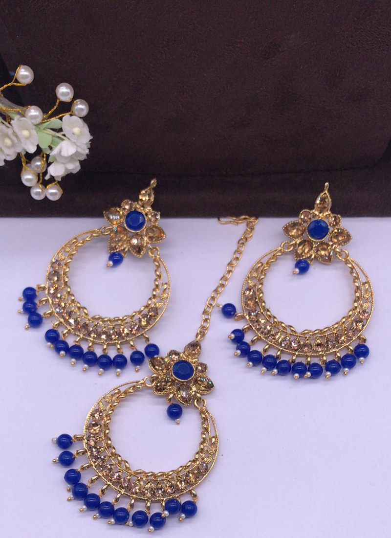 blue earrings with maang tikka