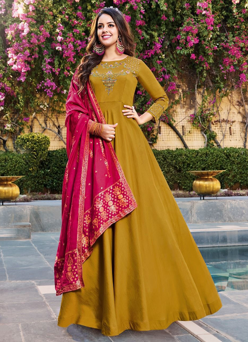 Green Color Weaving Zari Work Rangoli Silk Gown, रेशमी गाउन - Shivam  E-Commerce, Surat | ID: 2850757148133