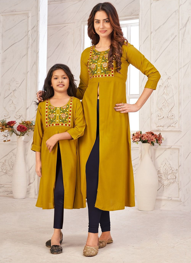 Buy NAVRATRI TWINNING - GREEN COTTON EMBROIDERED COUPLE COMBO at INR 1300  online from Inli Exports kurta kurti couple combo : navratritwinning-green