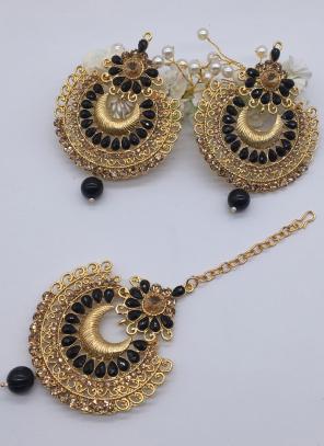 Black And Gold Earrings With Maang Tikka