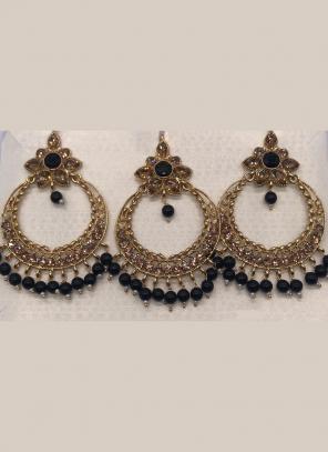 Black Chandbali Earrings With Maang Tikka