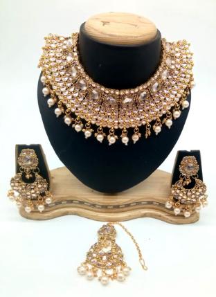 Golden Kundan Chokar Necklace Set With Earrings And Maang Tikka