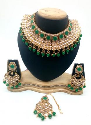 Green Kundan Chokar Necklace Set With Earrings And Maang Tikka