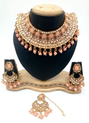 Peach Kundan Chokar Necklace Set With Earrings And Maang Tikka