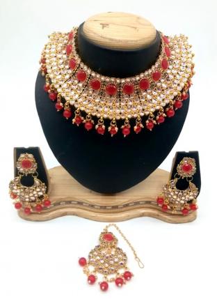 Red Kundan Chokar Necklace Set With Earrings And Maang Tikka