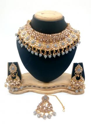 Grey Gold Tone Kundan And Pearls Chokar Necklace Set