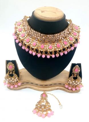 Light Pink Gold Tone Kundan And Pearls Chokar Necklace Set