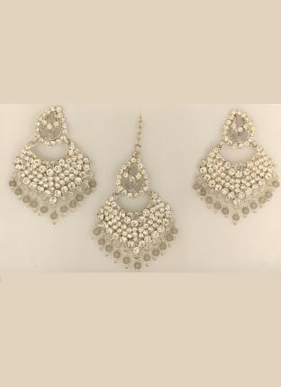 Grey Pasa Design Diamond Studded Earrings With Maang Tikka