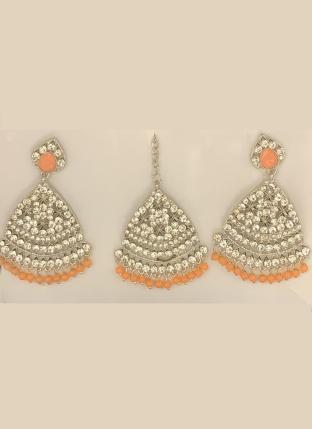 Peach Stone Studded Pasa Design Earrings With Maang Tikka