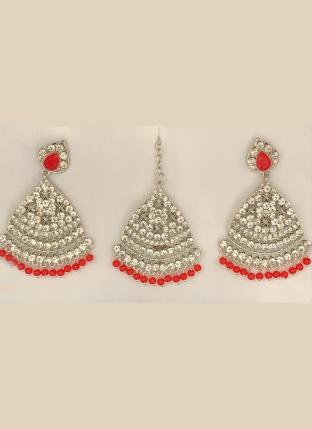 Red Stone Studded Pasa Design Earrings With Maang Tikka