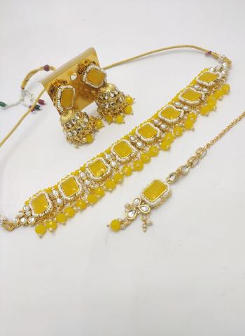 2022y/October/35594/Yellow-Stone-And-Pearls-Necklace-With-Earrings-And-Maang-Tikka-108513.jpg