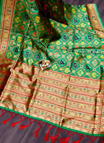 2023y/January/38240/Green-Banarasi-Silk-Traditional-Wear-Patola-Saree-kundan-7.jpg