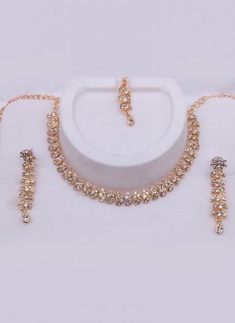 earrings and maang tikka necklace