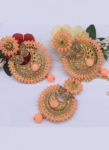 peach earrings with maang tikka